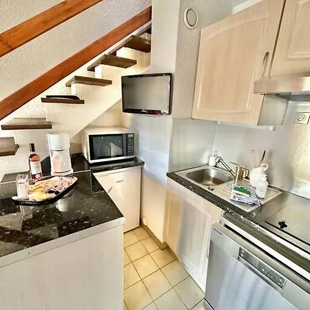 Nicola Port + Plage + Centre A Pieds * Saint-Raphael (Var)