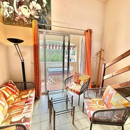 Nicola Port + Plage + Centre A Pieds Saint-Raphael (Var)